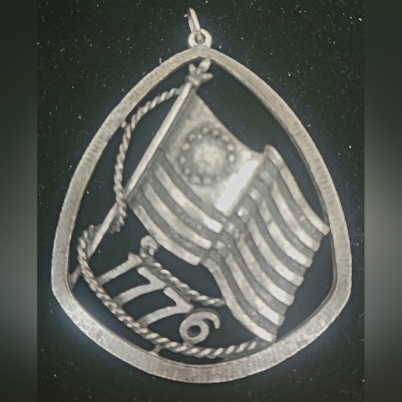 VINTAGE 1776 CHUNKY SILVER TONE PENDANT - Picture 2 of 3
